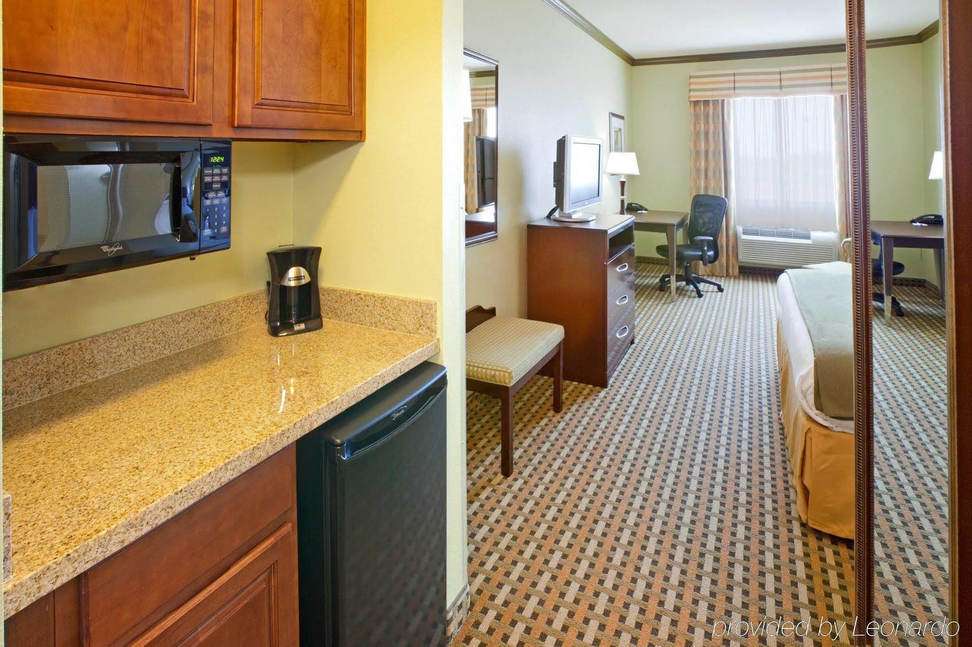 Holiday Inn Express & Suites Fort Worth - Fossil Creek By Ihg Room photo